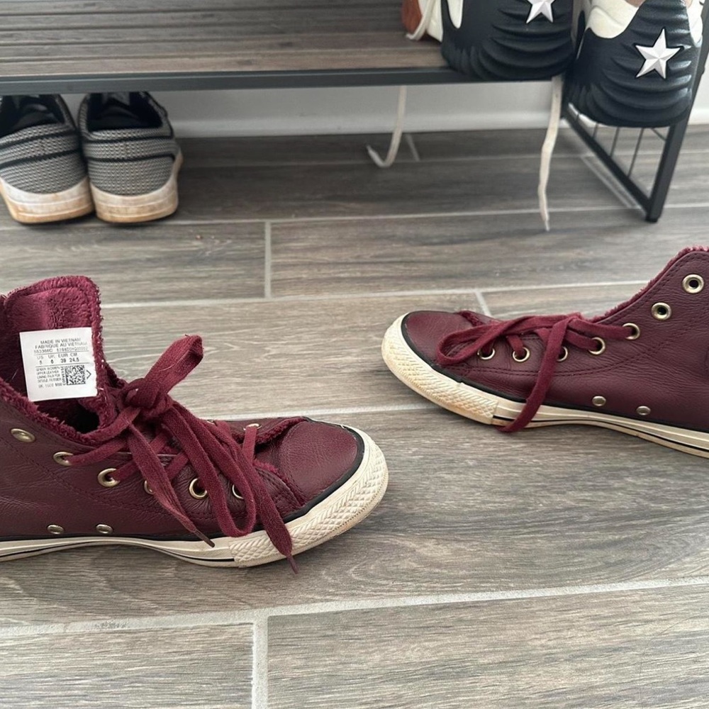 Rare size 8 women’s fur lined maroon converse
